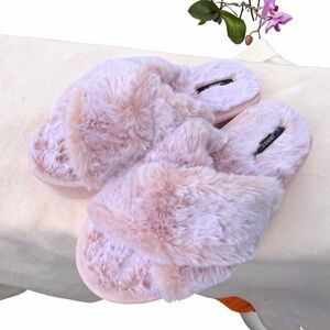 Forever 21 pink faux-fur cross-band slippers S